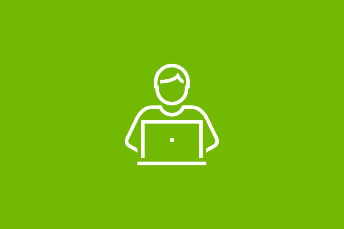 Icon einer Person, die an einem Laptop sitzt, auf grünem Hintergrund