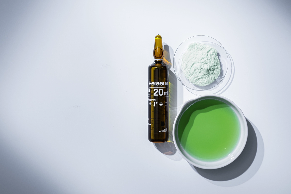 Knochenzement-Komponenten: Zementpulver und Monomerflüssigkeit
