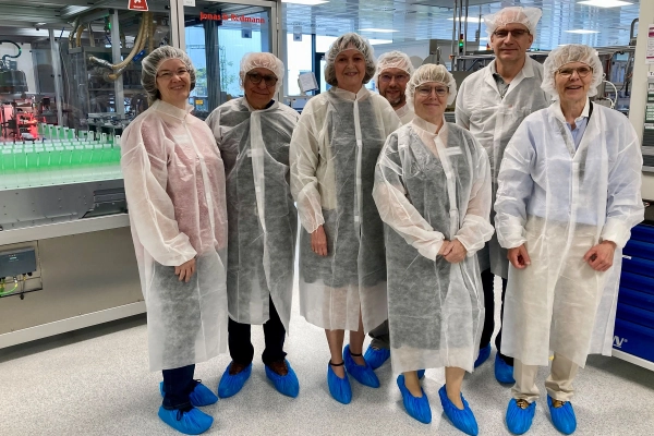 Hessische Landtagsabgeordnete Elke Barth (SPD) und SPD Ortsverband Wehrheim beim Produktionsrundgang bei Heraeus Medical in Wehrheim