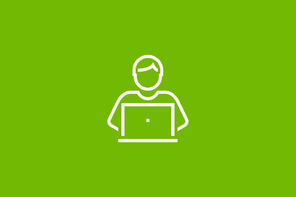Icon einer Person, die an einem Laptop sitzt, auf grünem Hintergrund