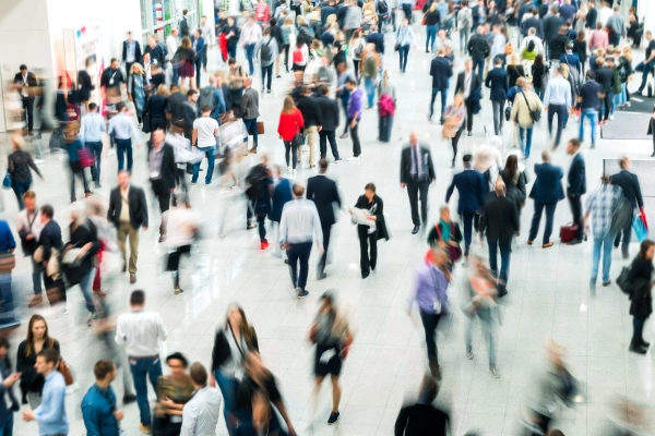 Besucher auf einer Messe