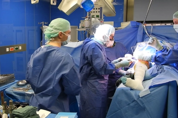 Chirurgen führen im Operationssaal eine Gelenkersatzoperation durch